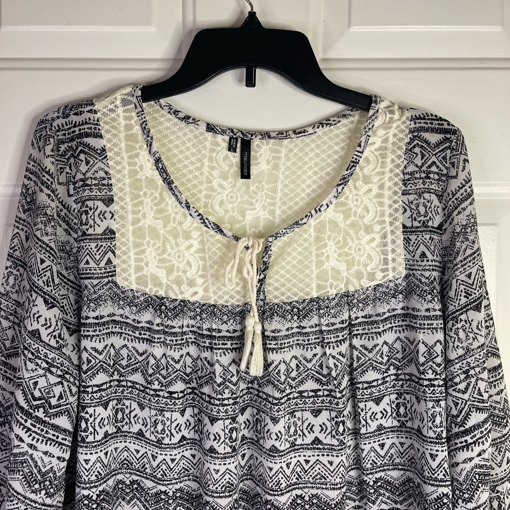 Maurice pattern blouse with little lace. In black and white. - Picture 2 of 6